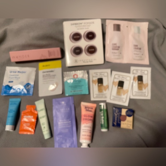 Custom make up & beauty deluxe 11 sample bag w/3 bonus full size items(1… - Picture 2 of 16